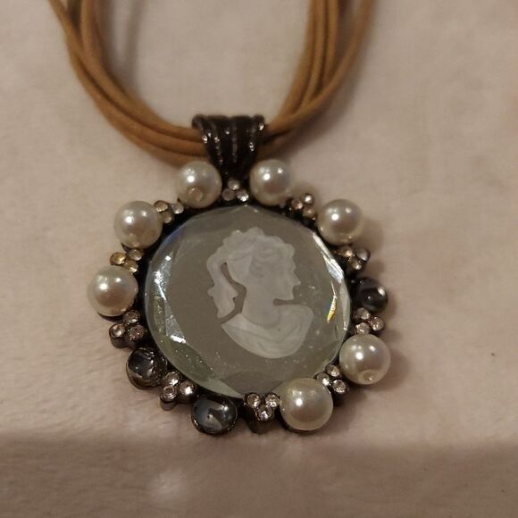 9 Assorted Necklaces - Picture 11 of 11